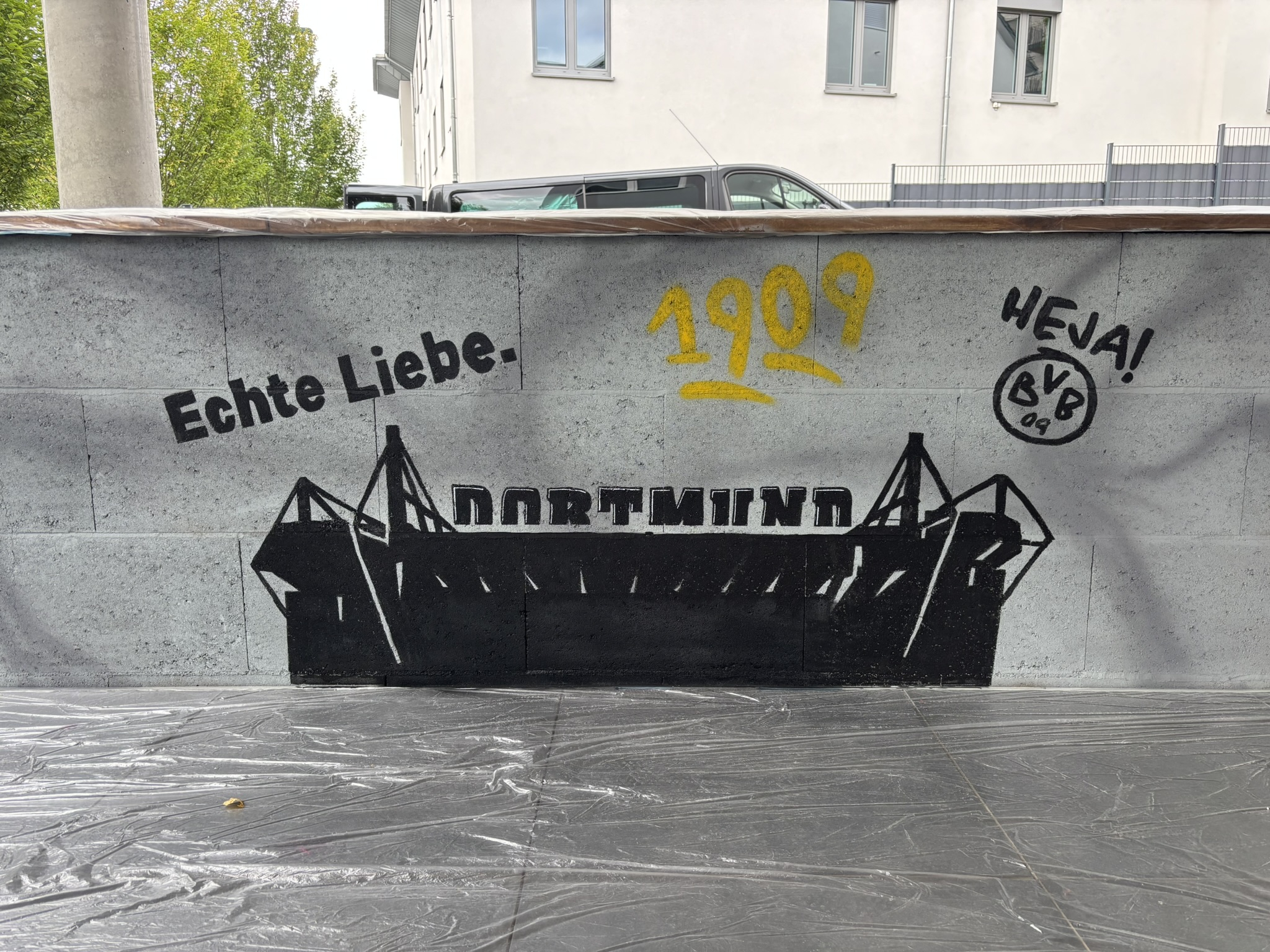 Gesprühter Signal Iduna Park – BVB-Motiv auf einer Gartenmauer