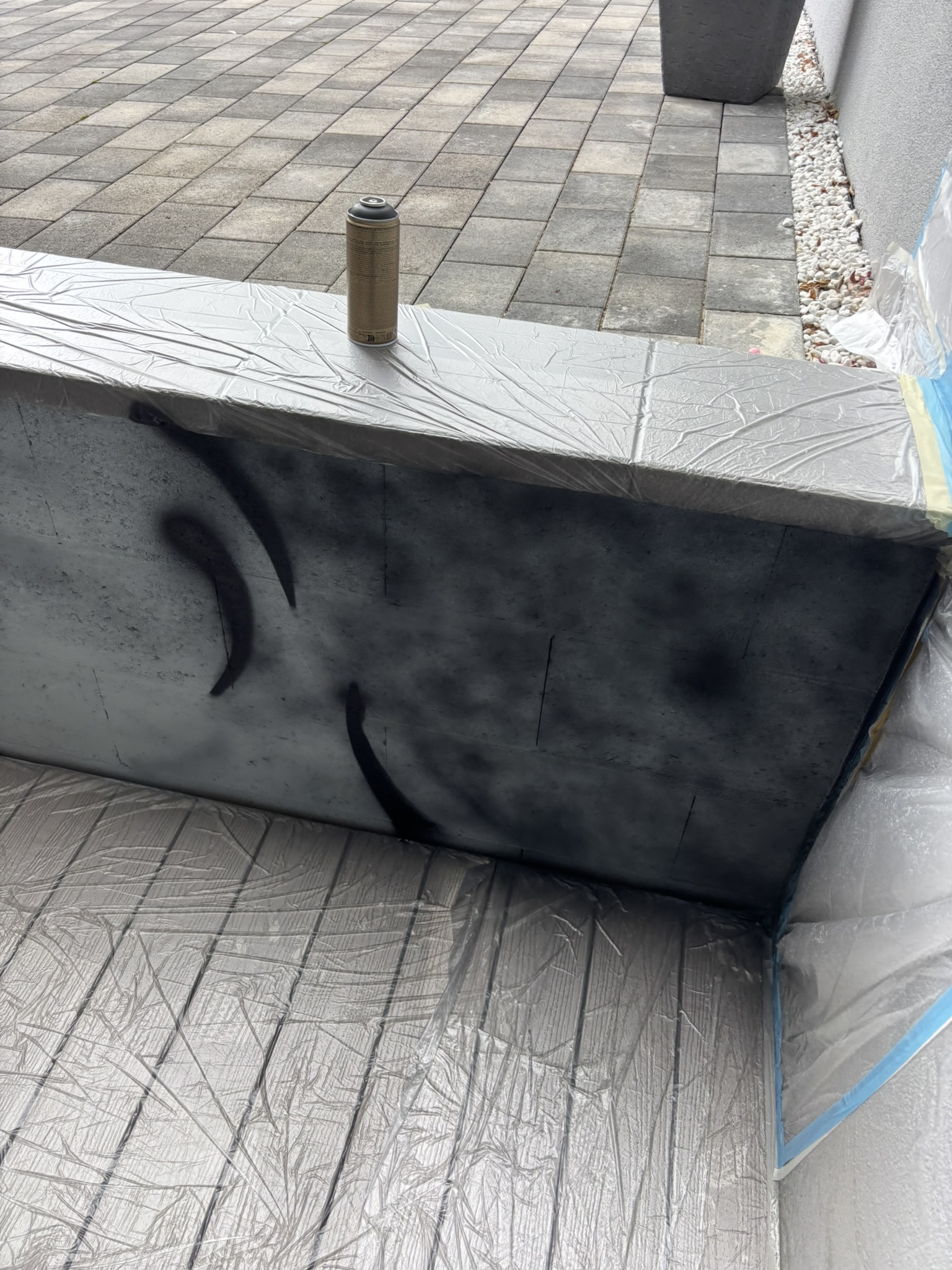 Sauber abgeklebte Gartenmauer während der Graffiti-Gestaltung in Attendorn