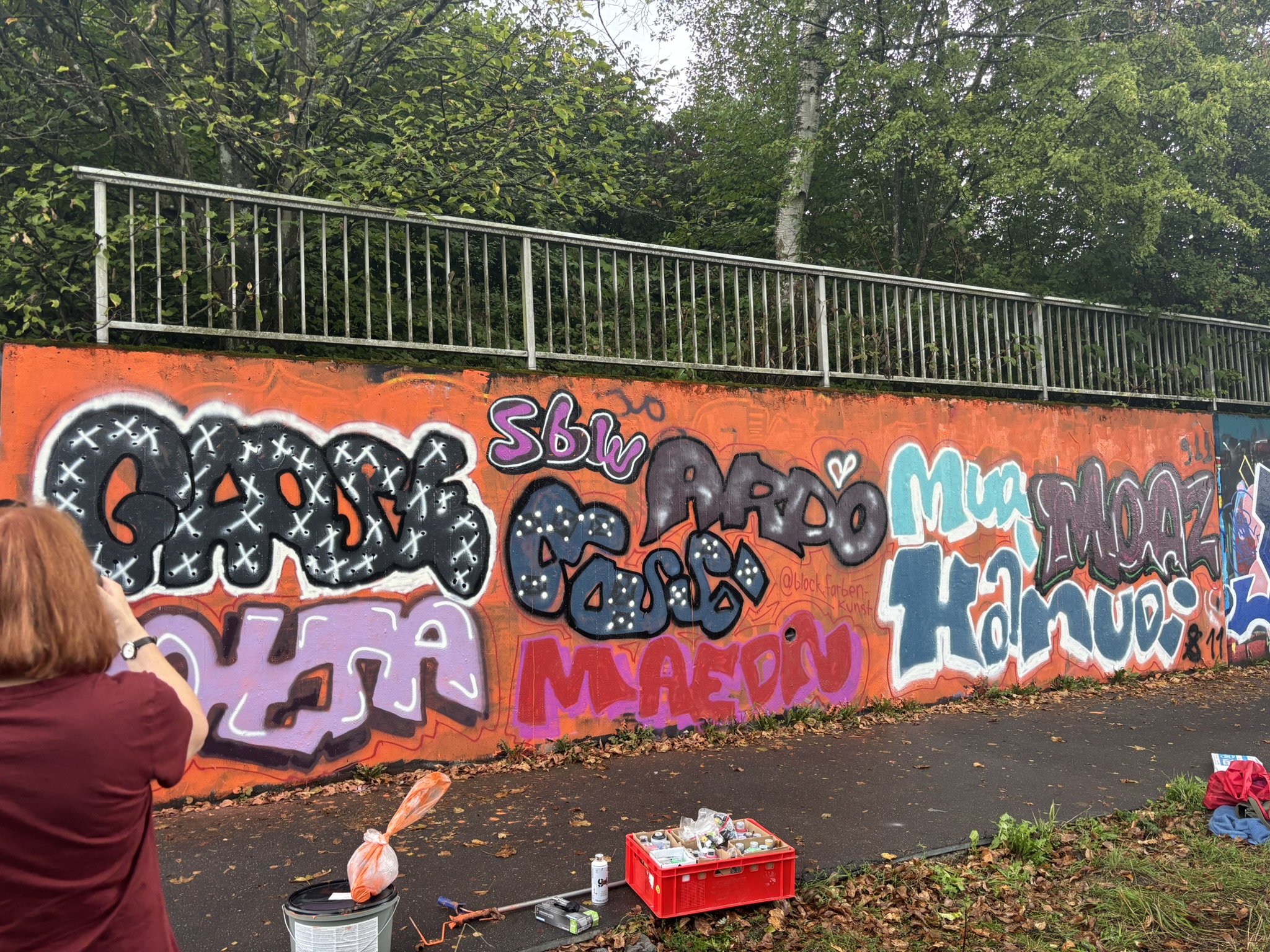 Detailaufnahme eines gesprühten Graffiti-Schriftzugs mit Outlines und Farbverläufen