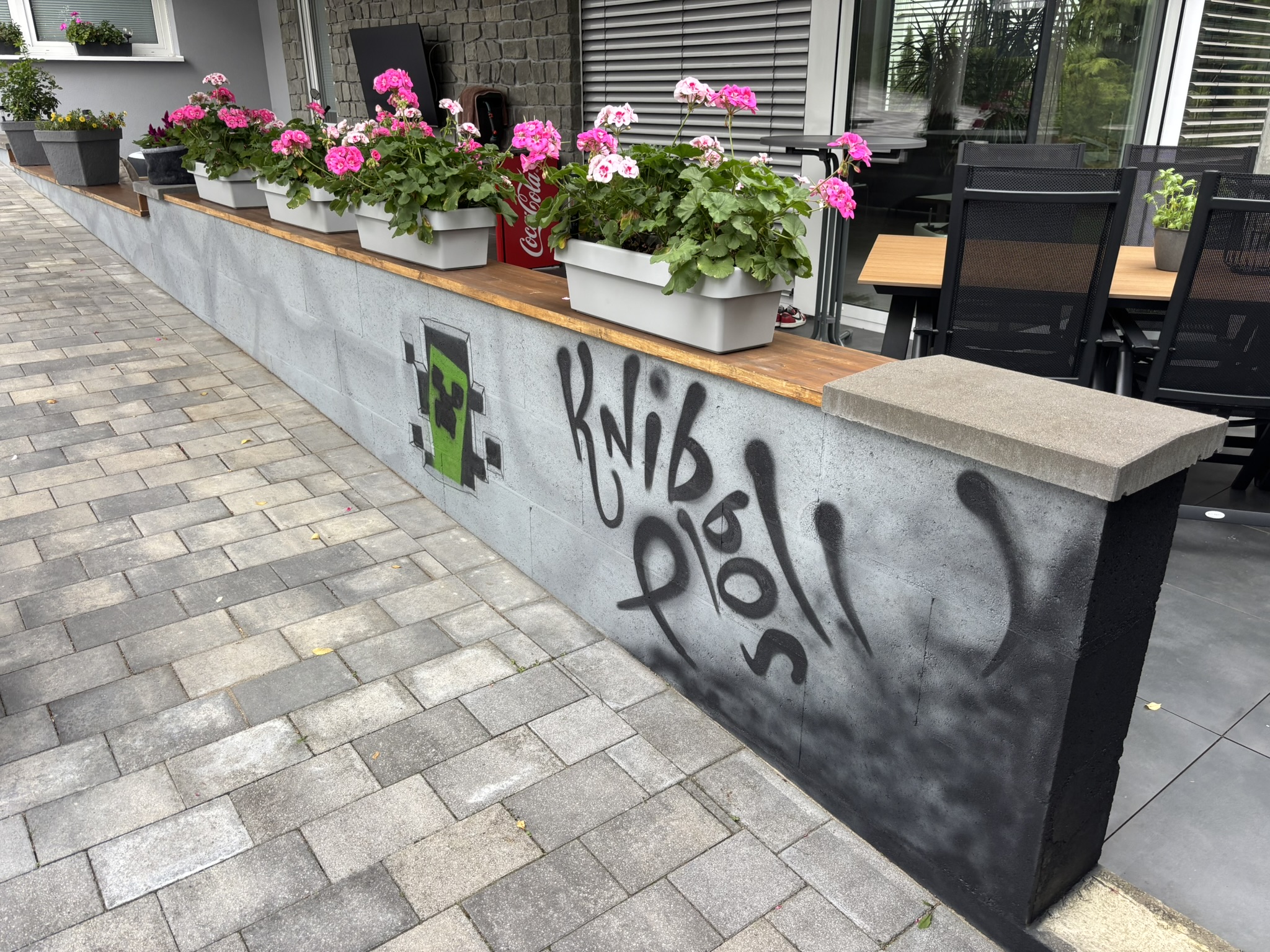Gesamtansicht der rund zehn Meter langen Graffiti-Gartenmauer in Attendorn