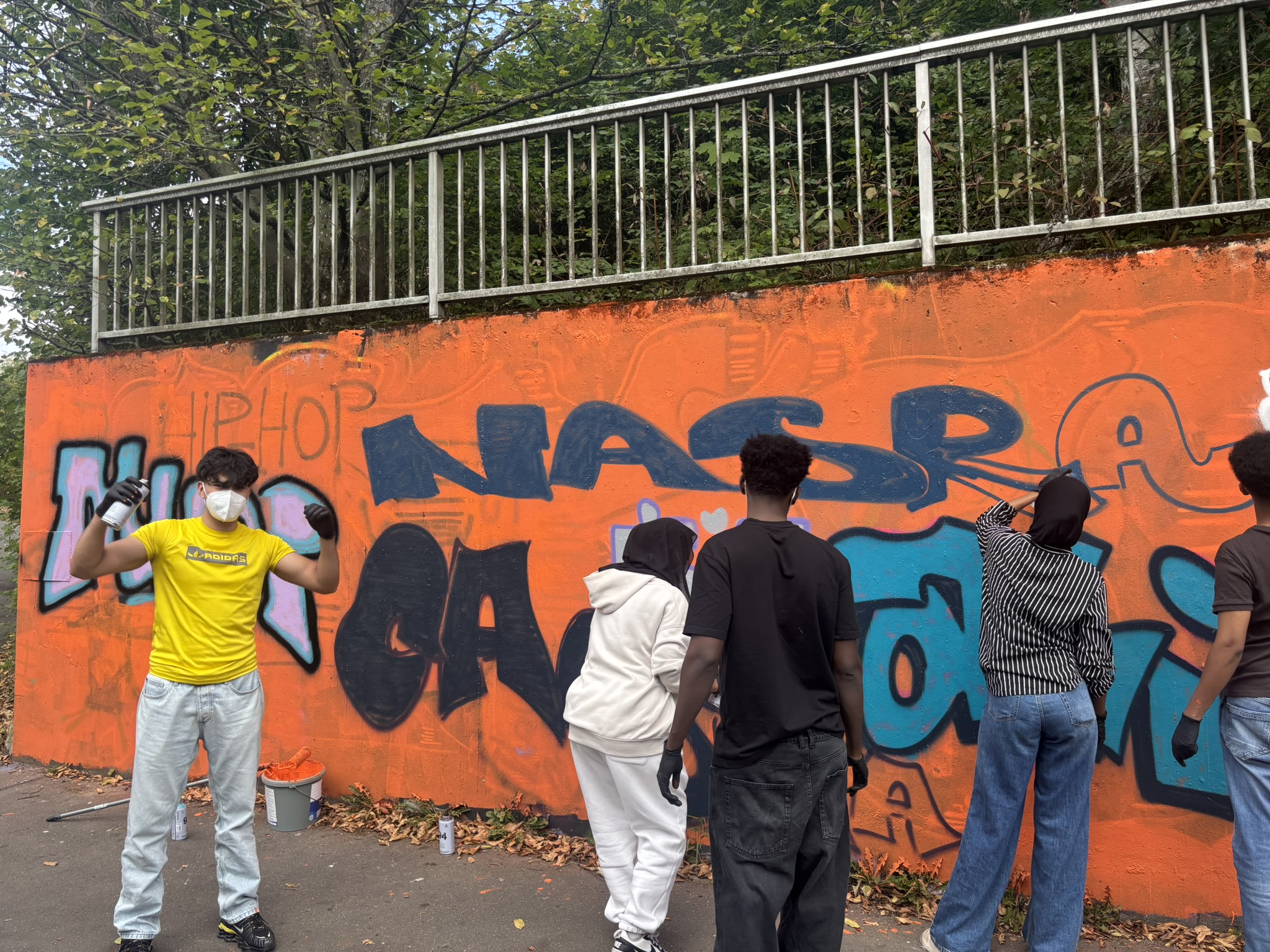Jugendlicher übt Sprühtechniken mit der Spraydose an der Graffitiwand in Lennestadt